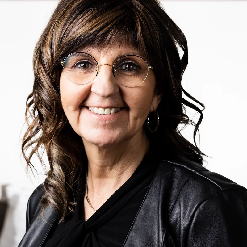 Carole Bernier, Coiffeuse, Barbière & Formatrice pour les professionnels de la coiffure.